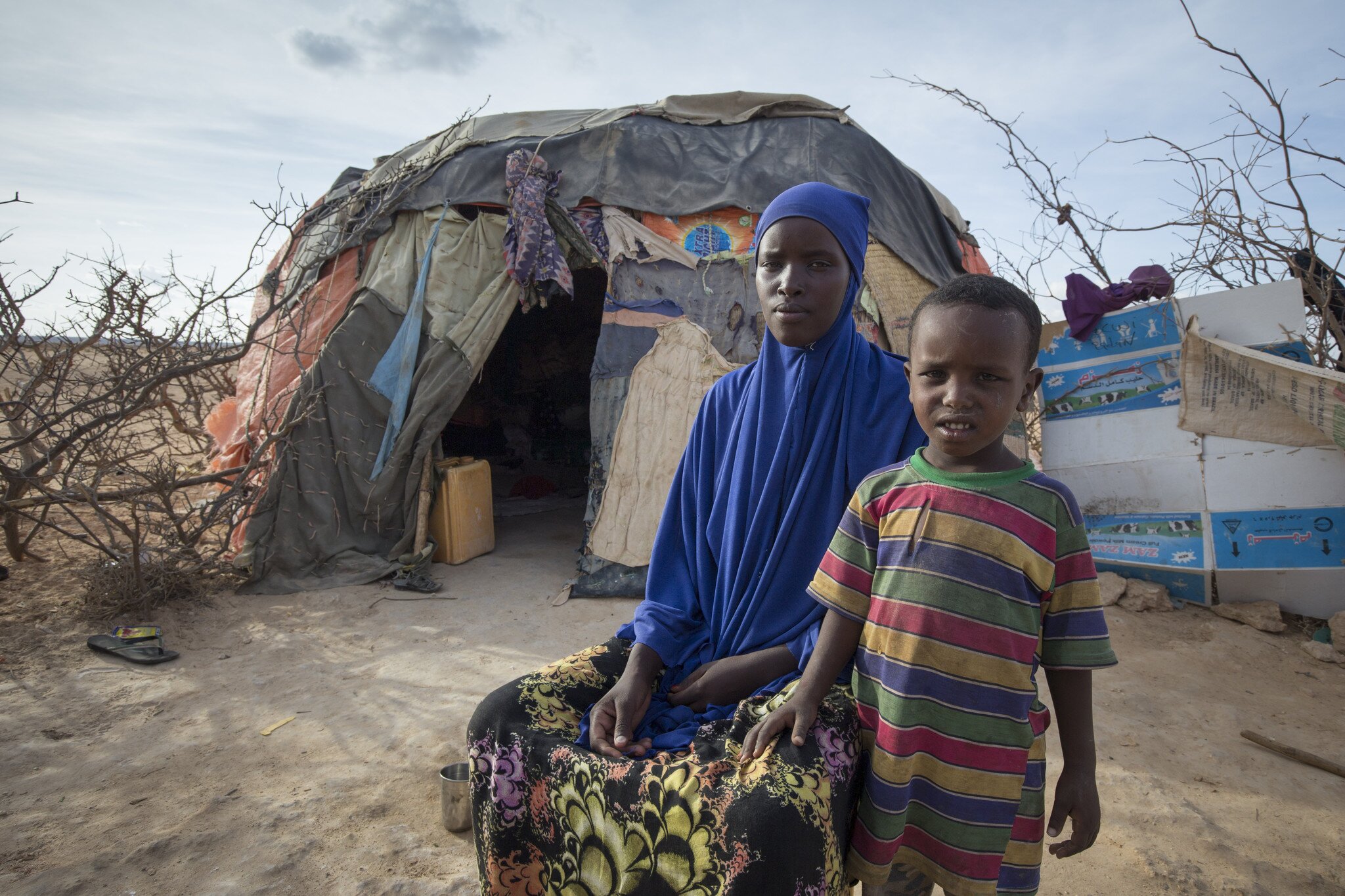 一年前，艾茵一家拥有300头羊，当时市值高达18万港元，几乎是她所有财产。但一场天旱，羊在两个月内死剩10只。她也失去了两岁的小儿子。